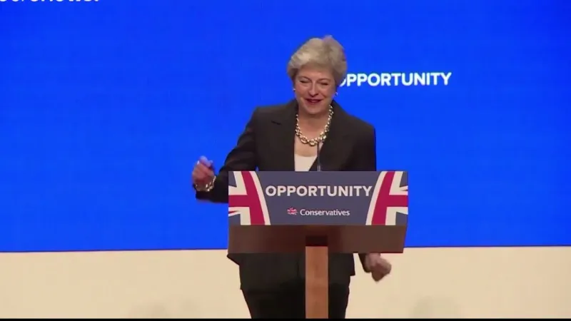 شاهد.. رقص رئيسة وزراء بريطانيا قبل إلقاء خطابها