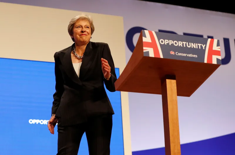 شاهد.. رقص رئيسة وزراء بريطانيا قبل إلقاء خطابها