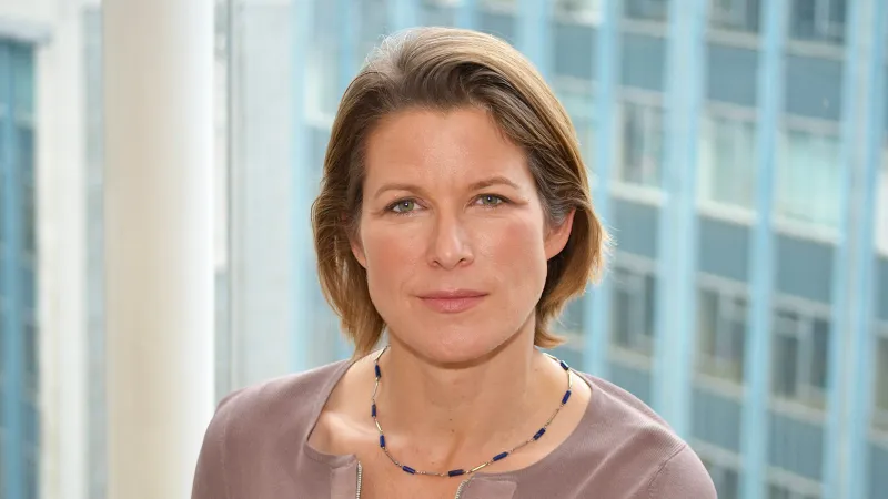 من هي الصحفية التي أجرت حوار "بلومبيرغ" مع ولي العهد محمد بن سلمان؟