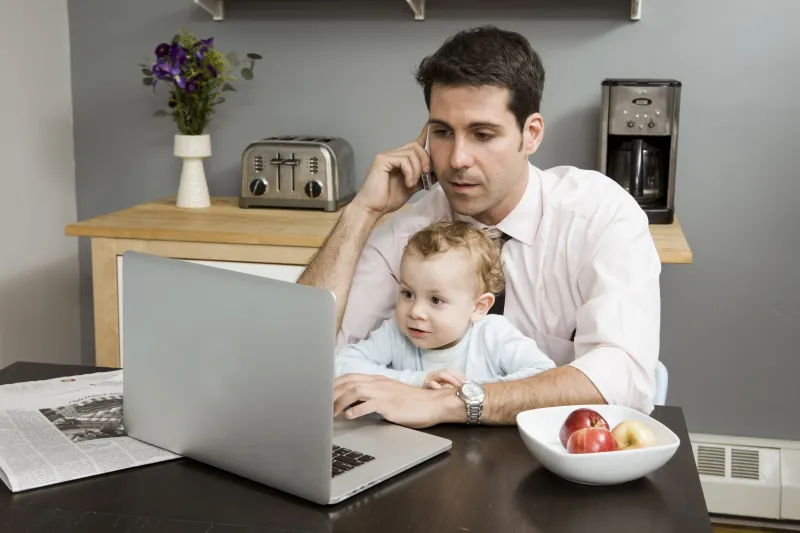 حتى لا تخسر أحدهما.. كيف تنظم وقتك بين الأبوة والعمل؟