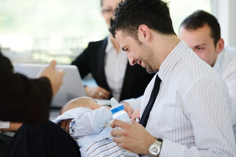 حتى لا تخسر أحدهما.. كيف تنظم وقتك بين الأبوة والعمل؟