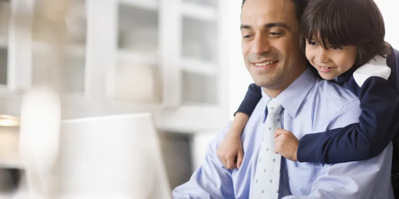 حتى لا تخسر أحدهما.. كيف تنظم وقتك بين الأبوة والعمل؟