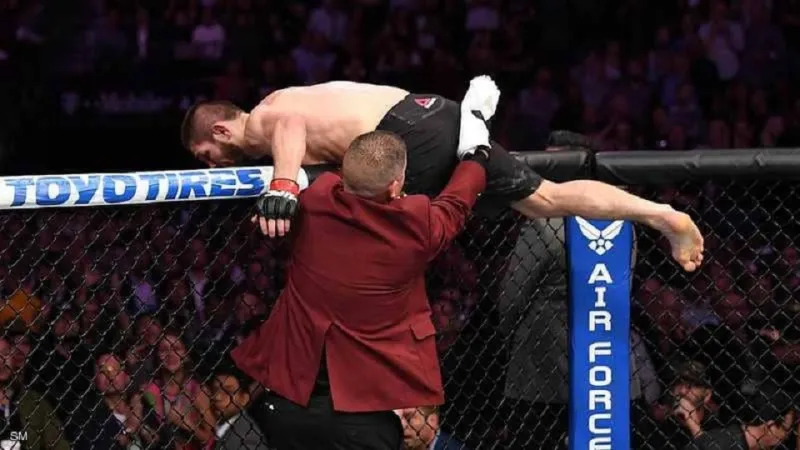 بعد معركة النزال الأعظم.. تعرف على أشهر اشتباكات الأبطال خارج الحلبة (فيديو)