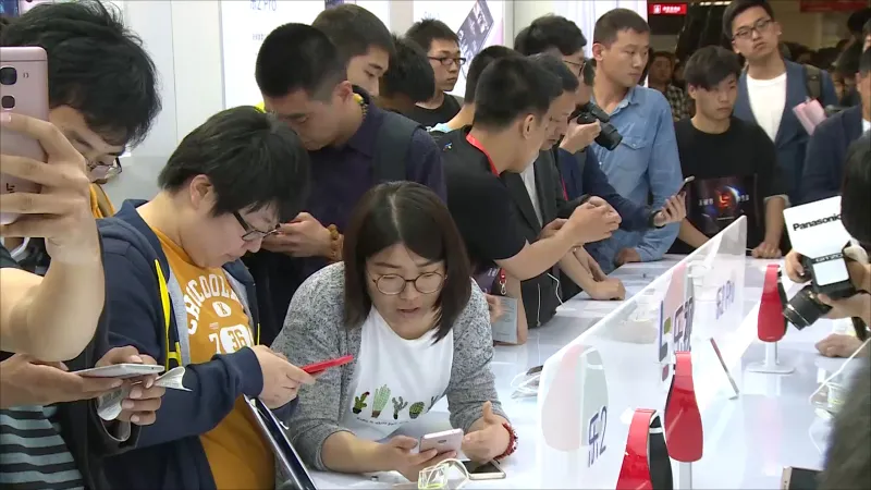 دراسة صادمة: الأشخاص الذين يملكون هواتف ذكية أقل ابتسامًا