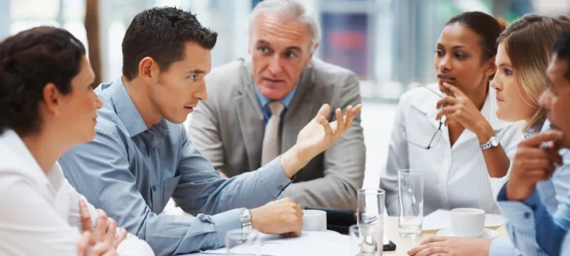 مفتاح النمو الوظيفي.. أحِط نفسك بمن يدفعك إلى الأمام