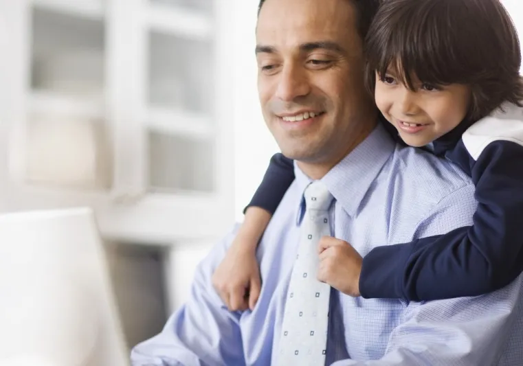 حتى لا تخسر أحدهما.. كيف تنظم وقتك بين الأبوة والعمل؟