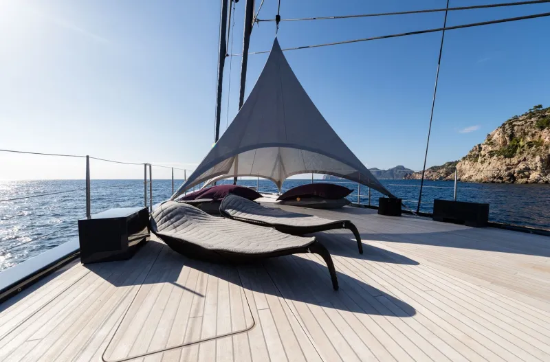 يخت «سينيك تورز» بطائرتيه المروحيتين (فيديو)