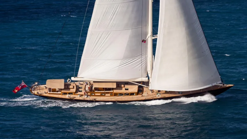 يخت «سينيك تورز» بطائرتيه المروحيتين (فيديو)