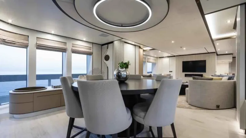 سوبر يخت « فيرجين ديل مار VI» بطول 31 مترًا فقط (فيديو)