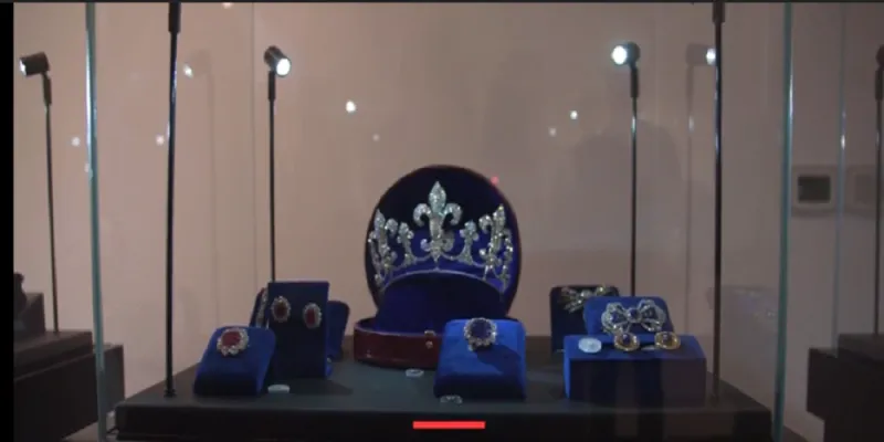 شاهد| مجوهرات ملكة فرنسا ماري أنطوانيت تصل دبي بعد 200 عام من التنقل (فيديو وصور)