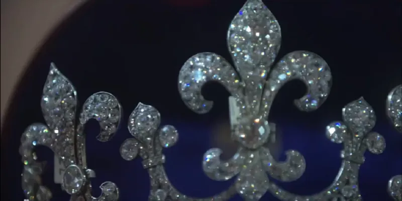 شاهد| مجوهرات ملكة فرنسا ماري أنطوانيت تصل دبي بعد 200 عام من التنقل (فيديو وصور)