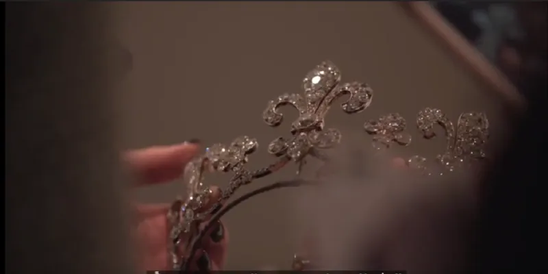 شاهد| مجوهرات ملكة فرنسا ماري أنطوانيت تصل دبي بعد 200 عام من التنقل (فيديو وصور)