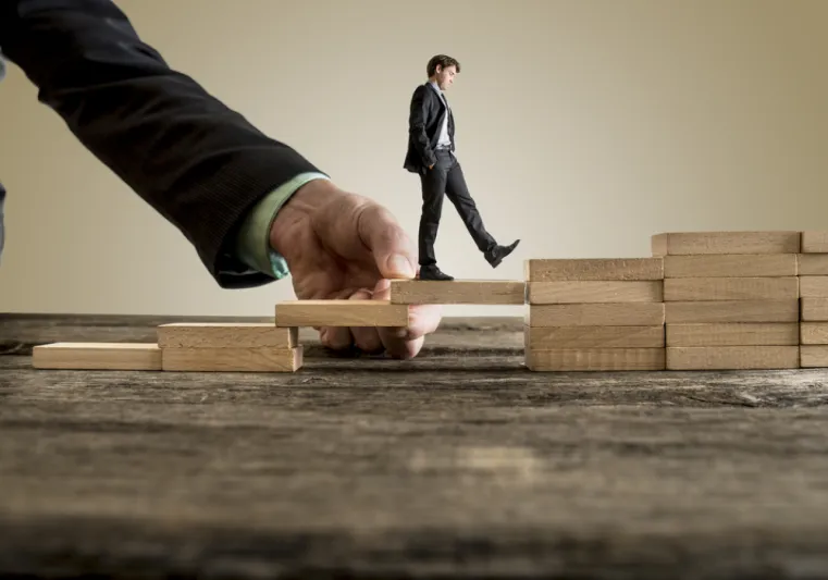 حتى لا تخسر من حولك.. هذا حل مشكلة عدم الثقة بالآخرين