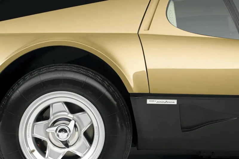 مزاد علني يعرض سيارة «فيراري» من الذهب الخالص (فيديو)