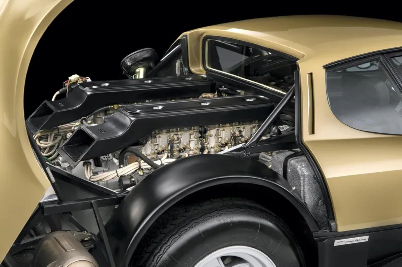 مزاد علني يعرض سيارة «فيراري» من الذهب الخالص (فيديو)