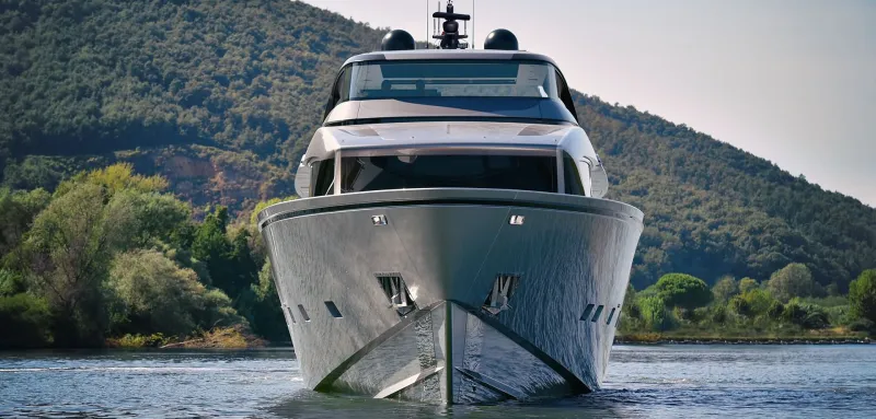 «SX76».. يخت إيطالي فاخر بتصميم الجسر الطائر (فيديو)