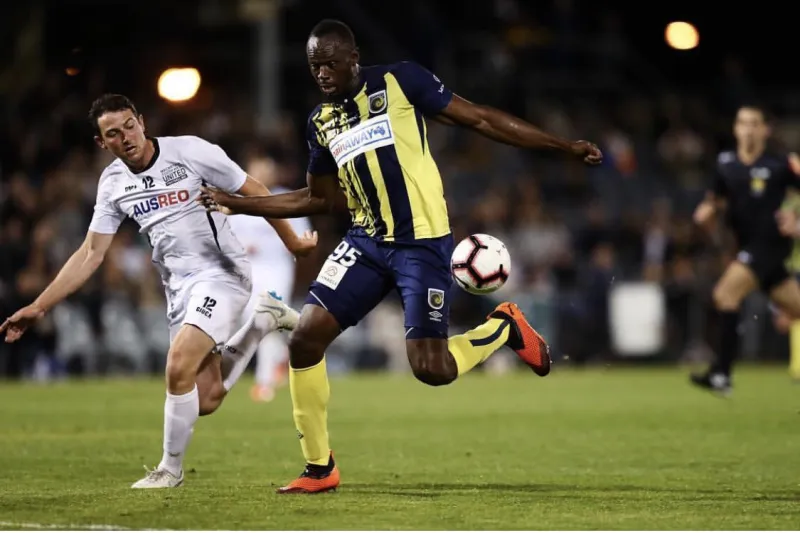 الأندية الأوروبية تلاحق أسرع رجل في العالم (فيديو)