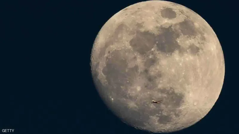 بسعر خيالي.. بيع قطعة من القمر في مزاد بأمريكا