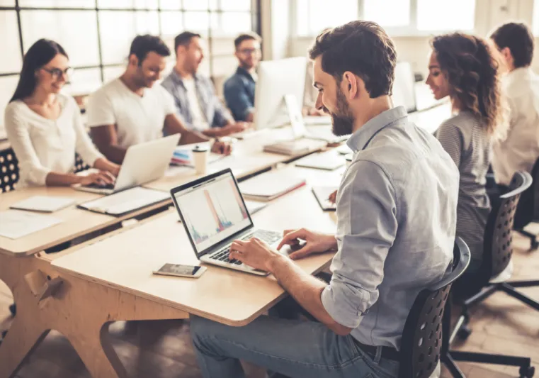 تجمع بين الرفاهية والإنجاز.. إليك أفضل أماكن العمل على مستوى العالم