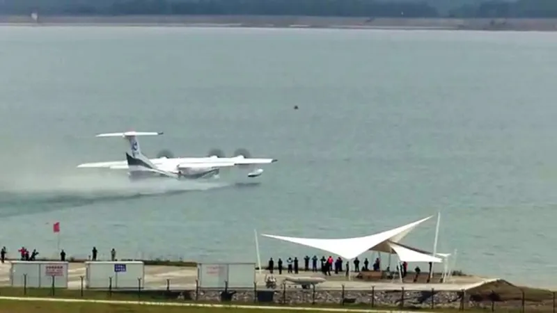 لحظات تاريخية  لإقلاع أكبر طائرة برمائية في العالم (فيديو)