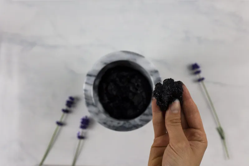 تبييض الأسنان بالفحم.. بين الحقيقة والخرافة