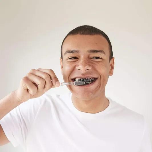 تبييض الأسنان بالفحم.. بين الحقيقة والخرافة