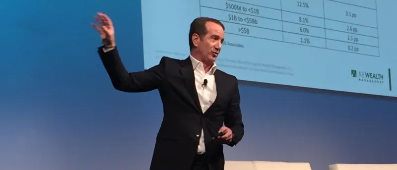 مؤلف "كيف تكون ثريًا؟" يخبرك بالسر.. أسوأ قرار مالي اتخذه المليونير ديفيد باخ في حياته