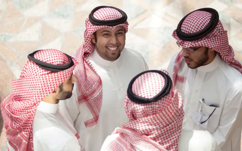 كم يبلغ متوسط الأجر الشهري للعاملين السعوديين؟