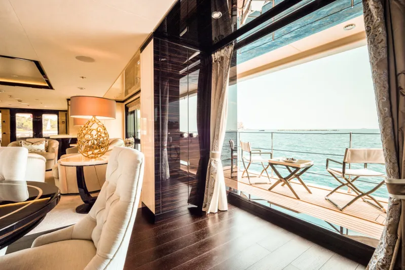 «ELIXIR».. يخت فاخر بقاعة سينما وبطول 55 مترًا (فيديو)