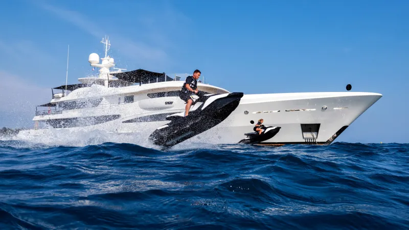 «ELIXIR».. يخت فاخر بقاعة سينما وبطول 55 مترًا (فيديو)