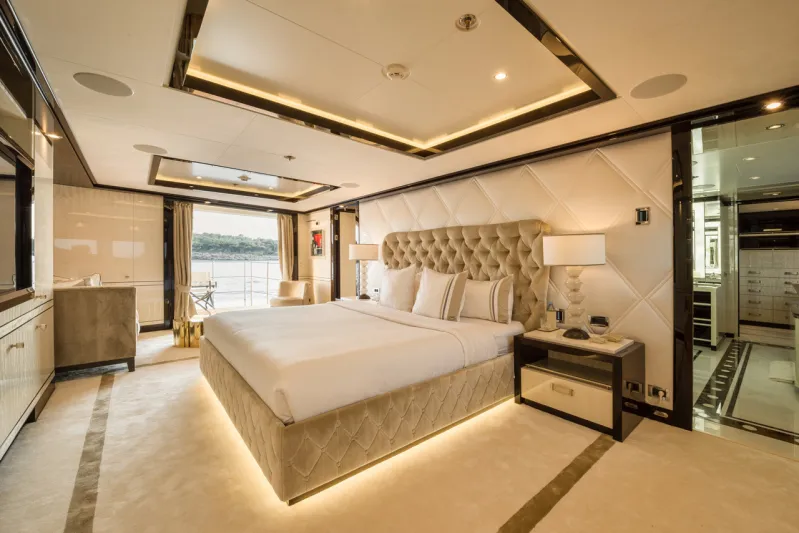 «ELIXIR».. يخت فاخر بقاعة سينما وبطول 55 مترًا (فيديو)