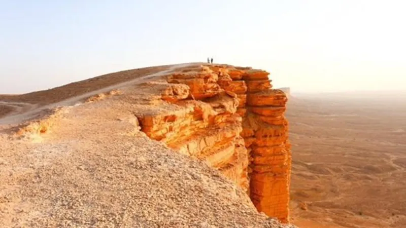 جبل طويق.. ماذا تعرف عن القمة التي وصف به ولي العهد السعوديين؟