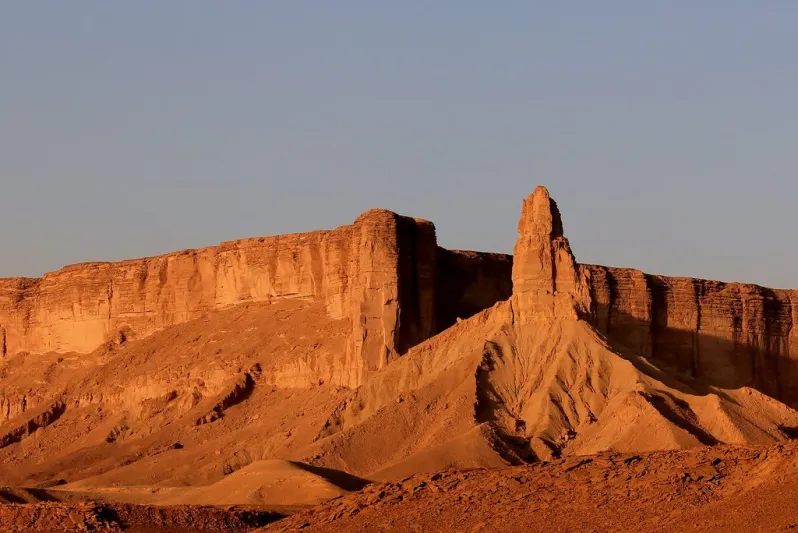 جبل طويق.. ماذا تعرف عن القمة التي وصف به ولي العهد السعوديين؟