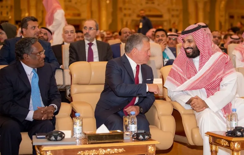 مشاهد عفوية لولي العهد الأمير محمد بن سلمان في دافوس الصحراء (فيديو)