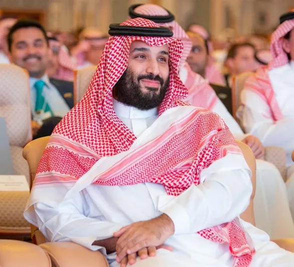 مشاهد عفوية لولي العهد الأمير محمد بن سلمان في دافوس الصحراء (فيديو)