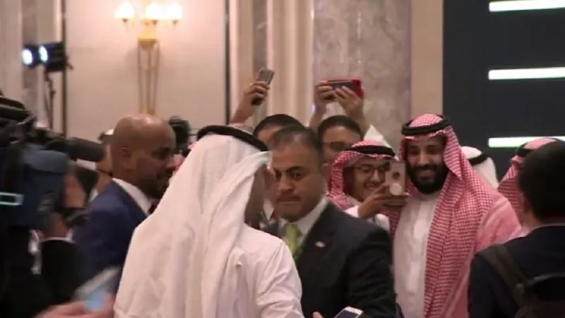 مشاهد عفوية لولي العهد الأمير محمد بن سلمان في دافوس الصحراء (فيديو)