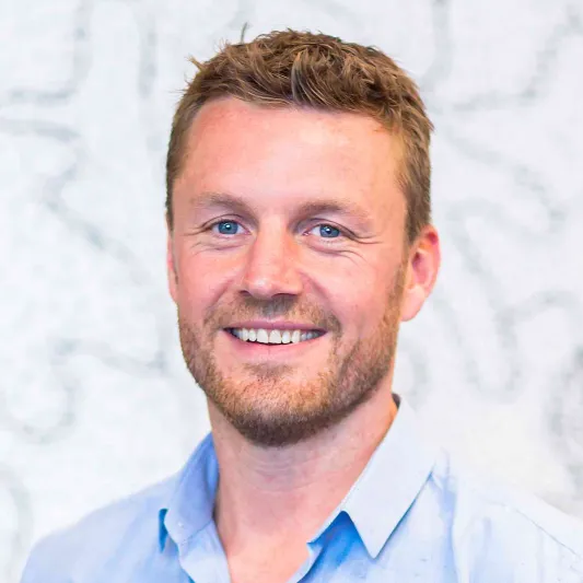 كيف استغل تشارلي ماكريغور معاناة اللاجئين وأسس شركة لتسكينهم  فاقت قيمتها ملايين الدولارات؟