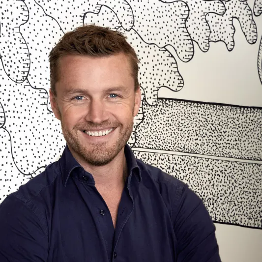 كيف استغل تشارلي ماكريغور معاناة اللاجئين وأسس شركة لتسكينهم  فاقت قيمتها ملايين الدولارات؟