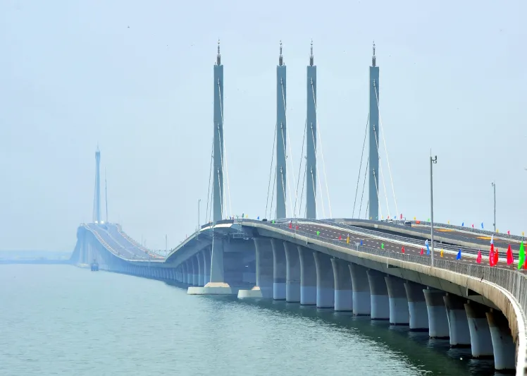 تعرف على تفاصيل الجسر الأطول بالعالم الذي دشنه الرئيس الصيني (فيديو)