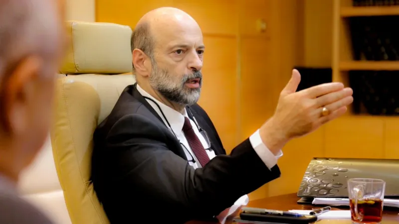 أعاد الأستقرار للشارع الأردني.. تعرف على أبرز قرارات عمر الرزاز رئيس الوزراء الأردني