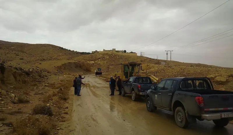 شاهد.. هكذا غامر رجل بحياته لإنقاذ الأطفال من الغرق في سيول الأردن 