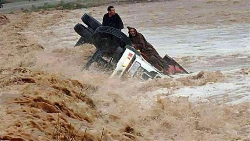 شاهد.. هكذا غامر رجل بحياته لإنقاذ الأطفال من الغرق في سيول الأردن 