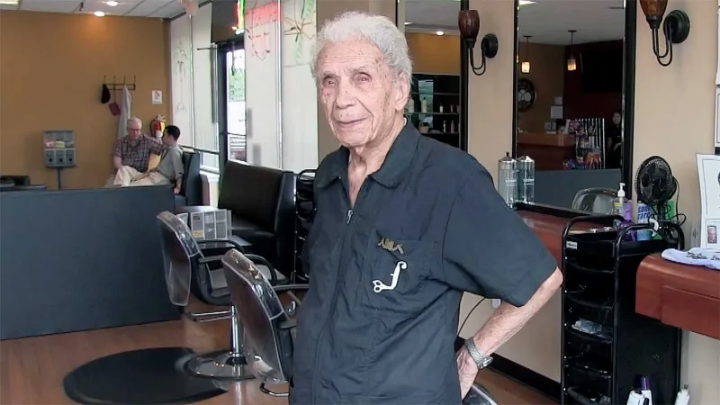 أكبر حلاق في العالم.. بدأ المهنة في سن الـ11 ومازال يمارسها في عمر 107