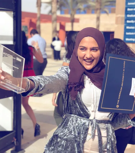 "شهرة من اللاشئ".. قصة فتاة مصرية زعمت مراسلة "ناسا" لإقامة حفل "باربيكيو" أسفل صواريخها