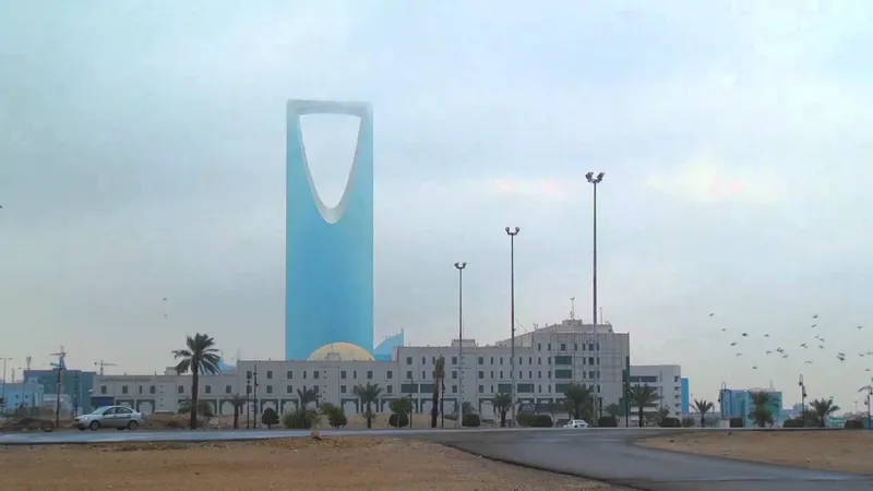 سقيا الخير.. #امطار_الرياض تحولها لقطعة من أوروبا (فيديو)