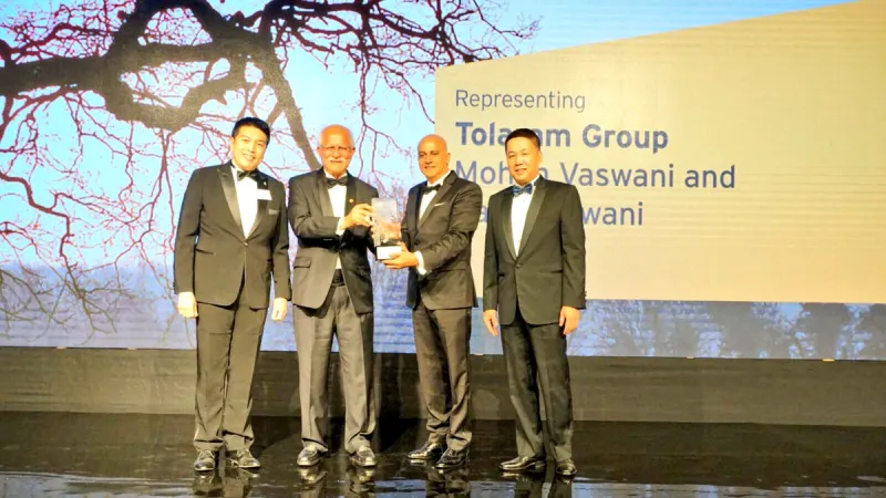 كانت نبوءة وتحققت.. مهاجر باكستاني ونجله يؤسسان شركة عالمية