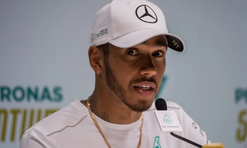 لويس هامليتون.. كيف تمكن سائق المرسيدس من إحراز 5 ألقاب فورملا-1؟