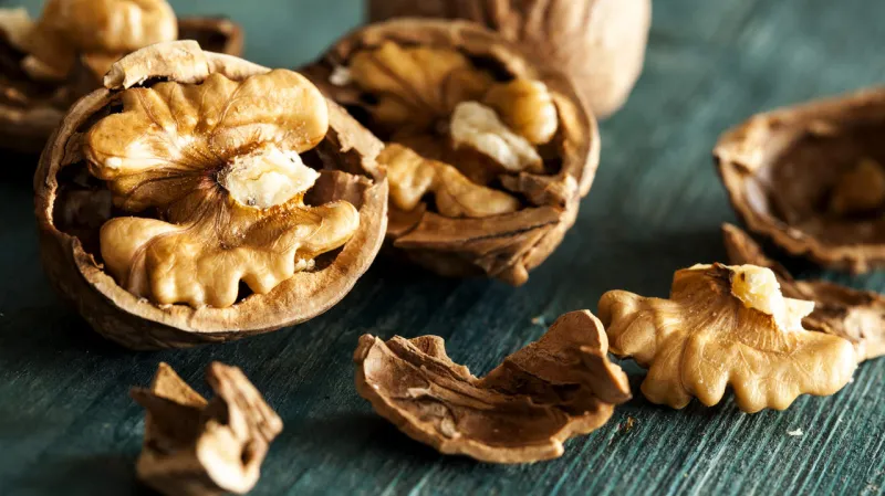 لتجنب بالسمنة.. تعرف على أفضل كمية عليك تناولها من المكسرات يوميًا