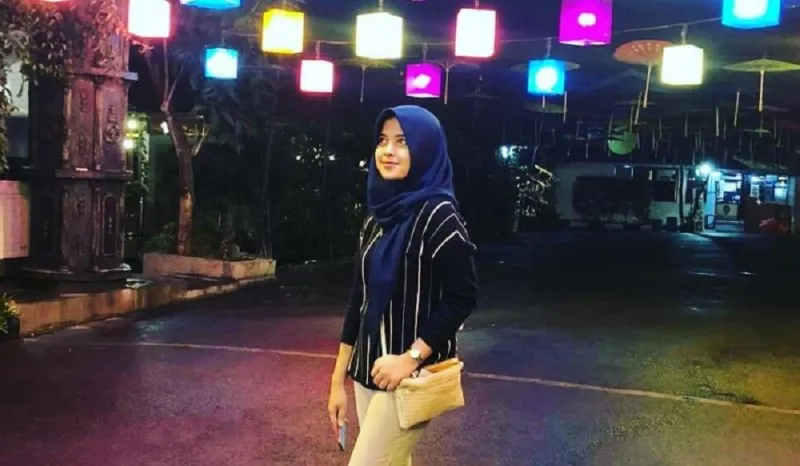 مضيفة إندونيسية أبكت اللآلاف عقب حادث الطائرة المنكوبة.. تعرّف على قصتها 