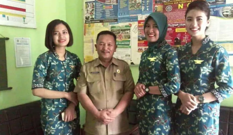 مضيفة إندونيسية أبكت اللآلاف عقب حادث الطائرة المنكوبة.. تعرّف على قصتها 